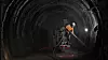 En arbeider sprayer et lag med sement som beskyttelse i en tunnel for radioaktivt avfall i Bure.