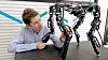 Variable bein: Tønnes Nygaard har konstruert denne selvlærende roboten som kan variere lengden på beina etter behov.