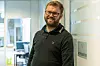 Kundene investerer i større og større solcelleanlegg fordi strømprisene gjør det så lønnsomt å selge overskuddstrøm, forteller daglig leder i Solcellespesialisten, Carl Christian Strømberg. Foto: TUM Studio
