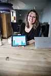 Karen Byskov Lindberg og Bjørn Thorud har digital oversikt over både strømproduksjon og -forbruk. De ville gått i pluss om det ikke hadde vært for elbilen. Foto: Knut Bjørheim
