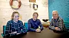 – Det allsidige og hjemmekoselige miljøet er positivt for trivselen, sier Paul Helge Alme, siv.ing innen maskin (i midten), i det maritime møterommet. Her sammen med to av kollegene i Ocean Aquafarms, Ragnhild Sofie Selstø og Steinar Sogge. Foto: Alf Bergin