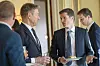 Prosjektleder Jorne Bluekens i Parkwind i samtale med energiminister Terje Aasland (Ap) etter fredagens signering. Parkwind er en av eierne bak Ventyr, som vant auksjonen om å bygge ut Norges første havvindpark.