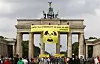 Greenpeace henger opp bannere mot atomkraft på Brandenburger Tor i Berlin.