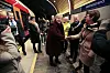 GODT PÅKLEDD: De fremmøtte hadde kledd seg godt da Erna Solberg åpnet Holmestrand stasjon i desember i fjor. Foto: Åserud, Lise