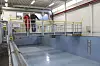 Testbassenget nærmer seg ferdig. Kommunikasjonsrådgiver Ane Eide Kjærås sammen med en kollega inspiserer hallen.