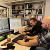 Kjetil B. Alfarnes, til venstre, og Rune S. Damstad hos Dyrvik Arkitekter studerer løsningen med V-søyler som er brukt for å få redusert antallet søylepunkter på bakkeplanet. Foto: Joachim Seehusen