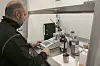 Laboratoriet til kystverket i Horten kan lage olje med ulike egenskaper for å teste utsyr for alt fra bunkersolje til diesel.