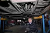 STORE REPARASJONER: Teknisk sjef i Norgesbuss, William Theisen, er fortvilet over skadene bussene får på hjuloppheng, understell og akslinger. - Veiene er så dårlige at bussene rister i filler, sier han.
