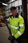 STORE KOSTNADER: -Bare bytting av støttestag koster oss flere hundre tusen kroner i året. Det er ille at vi har veier som tar knekken på kjøretøyene, sier verkstedleder i Norgesbuss, Rune Solberg
