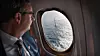 Olje og energiminister Terje Søviknes ser ut av flyvinduet på en av de fem flytende vindturbinene som utgjør Hywind Skottland. Foto: Eirik H. Urke