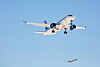 Her er Bombardier CS300 i lufta for første gang. Følgeflyet er et CRJ900.