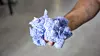 I prosessen er målet å skape fibre som er lange nok til at det kan spinnes ny tråd av dem. For bomull, som dette, er målet at trådene skal være 25-27 millimeter lange. Polyester og ullfibre kan være over 50 millimeter lange. Foto: Mona Strande