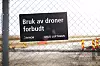 Oslo Lufthavn Gardermoen, forbudsskilt mot droneflying på sikkerhetsgjerde rundt flyplassen. Foto: Ørn E. Borgen / NTB