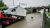 En varetransport måtte få hjelp til å komme ut etter å ha kjørt inn i vannmassene ved Lørenskog stasjon. Foto: Stian Lysberg Solum / NTB