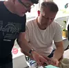 Installatør Tor Skoglund og Jimmy Tøllefsen studerer appen hvor Tøllefsen kan se og regulere strømforbruket sitt i sanntid. Foto: Ishavskraft