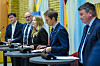 Fremskrittspartiet, Høyre, Senterpartiet, Kristelig Folkeparti og Venstre under en pressekonferanse i vandrehallen på Stortinget om småkraftverk i november i fjor.