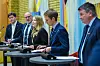 Fremskrittspartiet, Høyre, Senterpartiet, Kristelig Folkeparti og Venstre under en pressekonferanse i vandrehallen på Stortinget om småkraftverk i november i fjor.