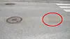Flere brune flekker oppstår på veien etter kumlokk. Kan du forklare hvordan fenomenet oppstår?