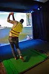 Fire nybyggRiggen har egen kinosal, som i tillegg brukes til golfsimulator.