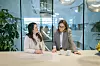 Elektroingeniør Dalina Krasniqi (t.v.) og Anne Liszka er begge nyansatt i Rambølls Energy Transition-avdeling. Krasniqi har en master i Electric Power Engineering mens Liszka har en master i energi- og miljøteknikk. De trives kjmepgodt med å jobbe i et mangfoldig team og bli involvert fra tidlig design til gjennomføring. – Med oppgavene vi får her, føler vi virkelig at vi er en del av energiomstillingen, sier de to til TU. Foto: Melisa Fajkovic/Rambøll