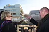 SLIK KAN DET GJØRES: Petter Groth viser kommunalminister Liv Signe Navarsete det nye energivennlige klasse A-bygget som Aspelin Ramm har vært byggherre for. På byggets sydside skrår vinduene inn, det reduserer oppvarmingen om sommeren. Undre vinduene skrår fasaden utover, der er det solfangere som bidrar til oppvarming.