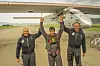 Bertrand Piccard (venstre) og André Borscberg (høyrde) gratulerer testpiloten Markus Scherdel etter vellykket jomfruferd.