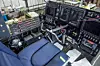 Cockpiten er kummerlig, men ergonomisk utformet. Setet er av samme typen som brukes i Business Class på kommersielle fly for maks komfort.