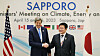 USAs klimautsending John Kerry og Japans klimaminister Akihiro Nishimura hilser på hverandre på G7-ministrenes klimamøte i Sapporo.