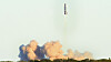 Prototypen av Starship nummer åtte under avgang fra SpaceX-testanlegget i Boca Chica i Texas.