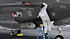Luftinntaket på en F-35A fra US Air Force inspiseres under en øvelse på flystasjonen Tyndall i Florida i desember 2016.