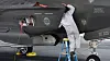 Luftinntaket på en F-35A fra US Air Force inspiseres under en øvelse på flystasjonen Tyndall i Florida i desember 2016.