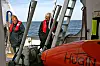 Hugin gjøres klar for et nytt dykk på jakt etter miljøsyndere og kanskje nye skatter. Svein Almedal og Roars Jonstang følger med AUV-operatør Espen Stange fra Kongsberg Maritime. Foto: Tore Stensvold