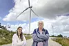 – Den varierende svisje-lyden fra turbinbladene kan oppleves som uhyre plagsom og fanges ikke opp av tradisjonelle metoder for støymåling, sier Bjarne Jensen, som her står foran vindparken sammen med Hildegunn Flengstad.