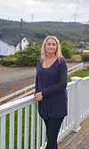 – Støyen fra vindturbinene er ikke blitt merkbart mindre siden oppstarten for tre år siden, sier Lillian Soma Øvregård. Foto: Privat