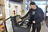 – Det funker greit å benytte den selvbetjente kassen, bare jeg har husket å ta med briller, sier Rune Nesheim, som er en av nærbutikkens faste kunder.