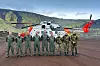 SAR Queen på Jan Mayen, 27. august 2025. Fra venstre: Fartøysjef/sjef 330 skvadron avdeling Bodø Major Remi Olsen, andrepilot kaptein Vegar Johansen, navigatør kaptein Arild M. Johannessen, maskinist oversersjant Nils Inge Langskjær, redningsmann stabsersjant Morten Sandvik, anestesilege Christoph Tost, sersjant Bendikte Thomassen (sjefstekniker Cyfor), Rebekka Sofie Paulsen(ingeniør Cyfor), oberstløytnant Øyvind G. Nilssen (stasjonssjef Stasjon Jan Mayen). Foto: 330-skvadronen