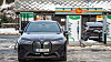 En BMW lader på operatøren Evinys ladestasjon på Trengereid i Bergen. Med en ladepris på 7,99 kroner per kilowattime er Eviny den billigste ladeoperatøren i Sør-Norge.