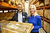 Ola Skjævesland i Stratum og Elin Aabø Lorentzen i kjernelageret, der Oljedirektoratet har lagret tilsammen 1700 kjerneprøver fra lete- og produksjonsbrønner. Disse ligger i kasser som i lengde utgjør 150 km om man legger dem etter hverandre.