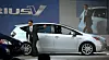 Toyota-sjef Akio Toyoda viste fram Prius V - en noe forstørret variant av hybridsuksessen. I første omgang er denne myntet på Nord-Amerika og Japan.