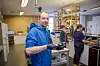 Øystein Kjelberg rører om i en leireprøve i en konusskål. Foto: Bjørn Olav Amundsen