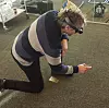 TU Byggs Knut Bjørheim forsøker å se 3D-modellen fra undersiden. Foto: Knut Ramstad