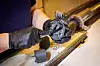 Litt av leiren fra prøven smøres i en konusskål. Massen blir testet i konusapparat for skjærstyrke og motstand før og etter omrøring. Foto: Bjørn Olav Amundsen