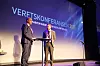 Styreleder i Maritim bransjeforening i norsk Industri, Owe Wilhelmsen, overleverte et 'Sjøkart for maritim bransje' med gode tips til å gjøre skipsfarten grønnere til næringsminister Torbjørn Røe Isaksen på Verftskonferansen. Foto: Tore Stensvold