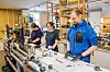 Leiren får gjennomgå i laboratoriet. Fv. Eliza Simsone, Lisbet E. Muri og Øystein Kjelberg. Han tester hvor plastisk leireprøven er. Foto: Bjørn Olav Amundsen