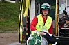 SKADET: En skadd fører flyttes over i ambulansen.