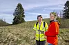 Senioringeniørene Trine Flobak (tv.) og Tonje Eide Helle i NVE har ikke funnet så mye kvikkleire i Nes ennå. Men mye arbeid gjenstår. Foto: Bjørn Olav Amundsen