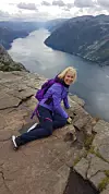 Birgit Farstad Larsens første tur på Preikestolen sommeren 2020. Hun liker å være aktiv på fritiden og i ferier. Løpeskoene er alltid med, og det finnes mange bildeserier fra rundt i verden tagget med #morningrun på hennes instagramkonto. Foto: Privat