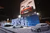 Saab hadde ikke akkurat sikret seg kremplassen på årets bilmesse i Detroit. Som eneste produsent sto de utendørs i snøværet. Til sammenligning hadde Mercedes-Benz kostet på seg å dekorere et helt høyhus med en SLS-reklame.