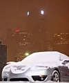 Det var nærmest noe poetisk i at de utstilte Saab-ene sto nedsnødde på den første Detroit-messen etter at General Motors solgte dem ut i fjor vinter. GM-hovedkvarteret skimtes i bakgrunnen.