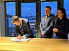 Administrerende direktør Knut Arild Hareide i Rederiforbundet undertegner mens Fiskeri- og havminister Marianne Sivertsen Næss og klima- og miljøminister Tore Sandvik bivåner.